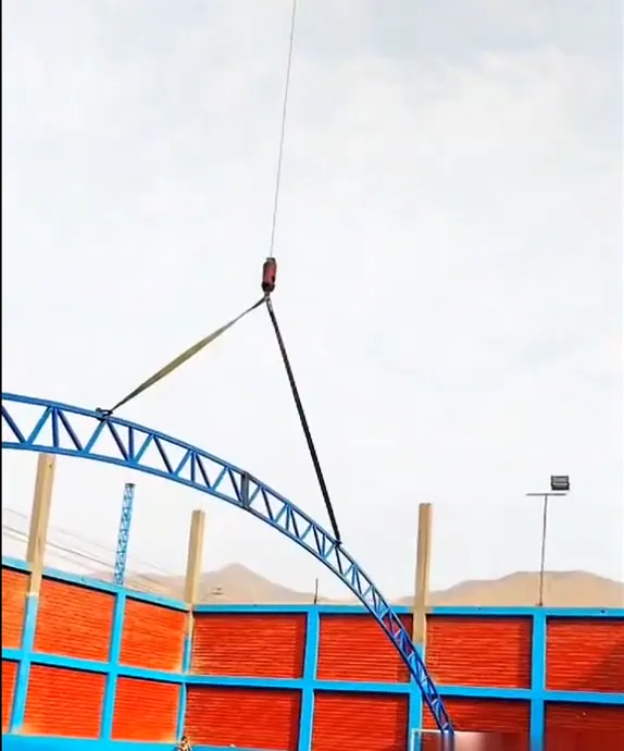 Izaje de un arco metálico para el techo de un complejo deportivo