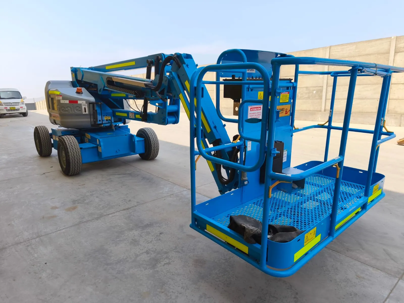 Manlift articulado eléctrico con canastilla